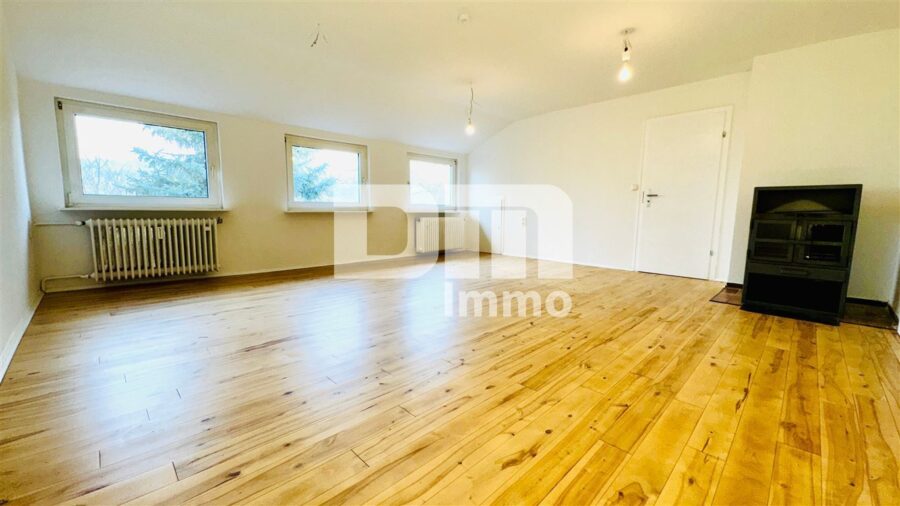 Teilsaniertes Ein- bis Zweifamilienhaus mit zusätzlichen Wohnraum - OG / DG Wohn / Esszimmer